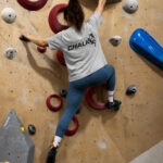 T-shirt camiseta powered by chalk Soospiry Design unisex rocodromo en acción