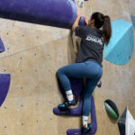 T-shirt camiseta powered by chalk Soospiry Design unisex rocodromo en acción