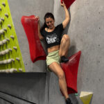Crop top Trust the grip black Soospiry Design rocodromo en acción