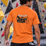 Soospiry Design Camiseta técnica escalada naranja Trust the Grip para escaladores