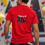 Soospiry design Camiseta técnica escalada Trust the Grip roja con mensaje divertido en la espalda